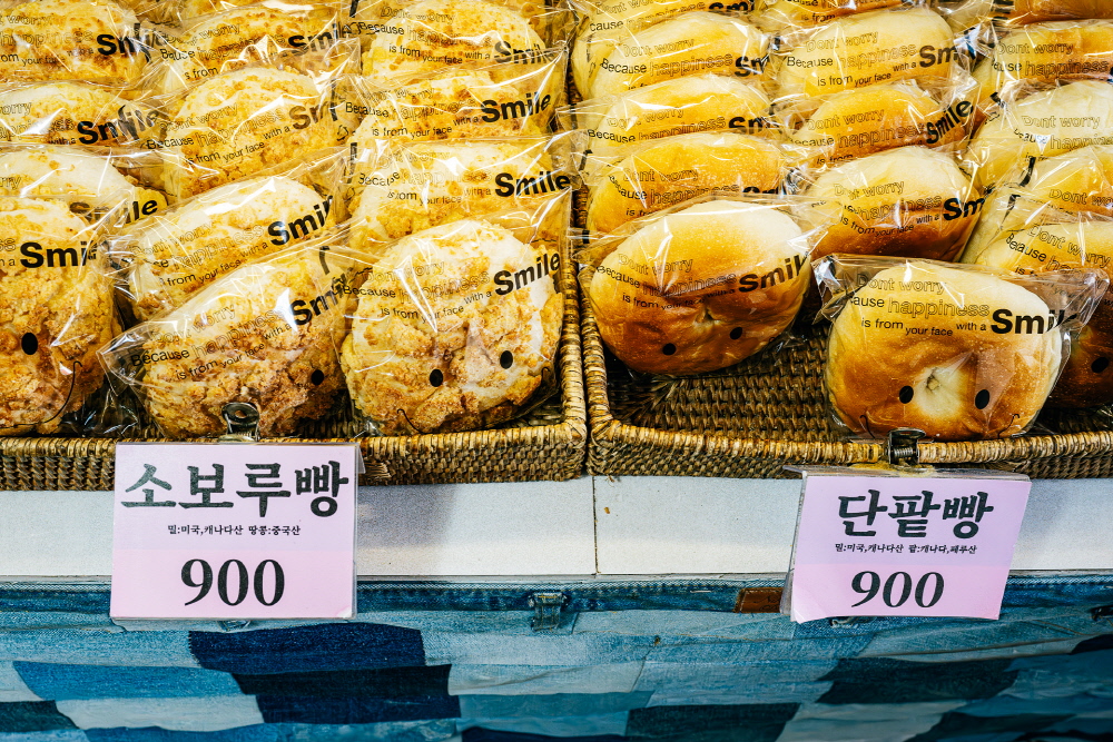 단팥빵, 소보루빵, 크림빵, 팥도너츠는 900원