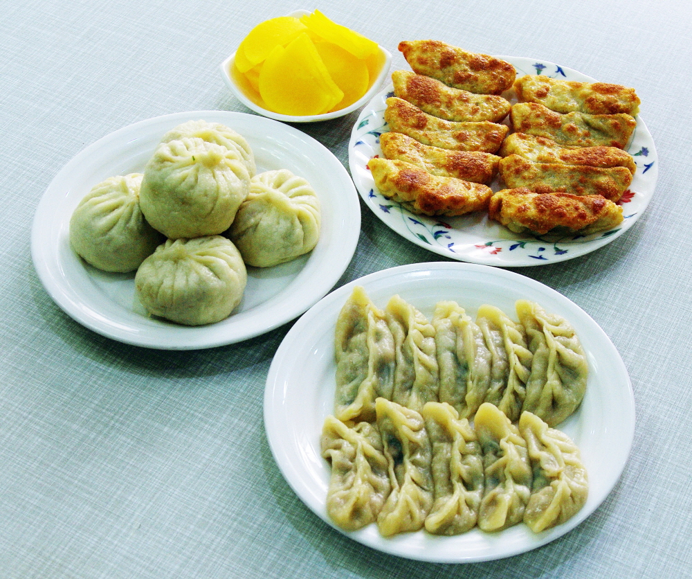지란방 만두(왼쪽이 고기만두, 아래에 보이는 게 진교스, 그 위가 꾼만두다.