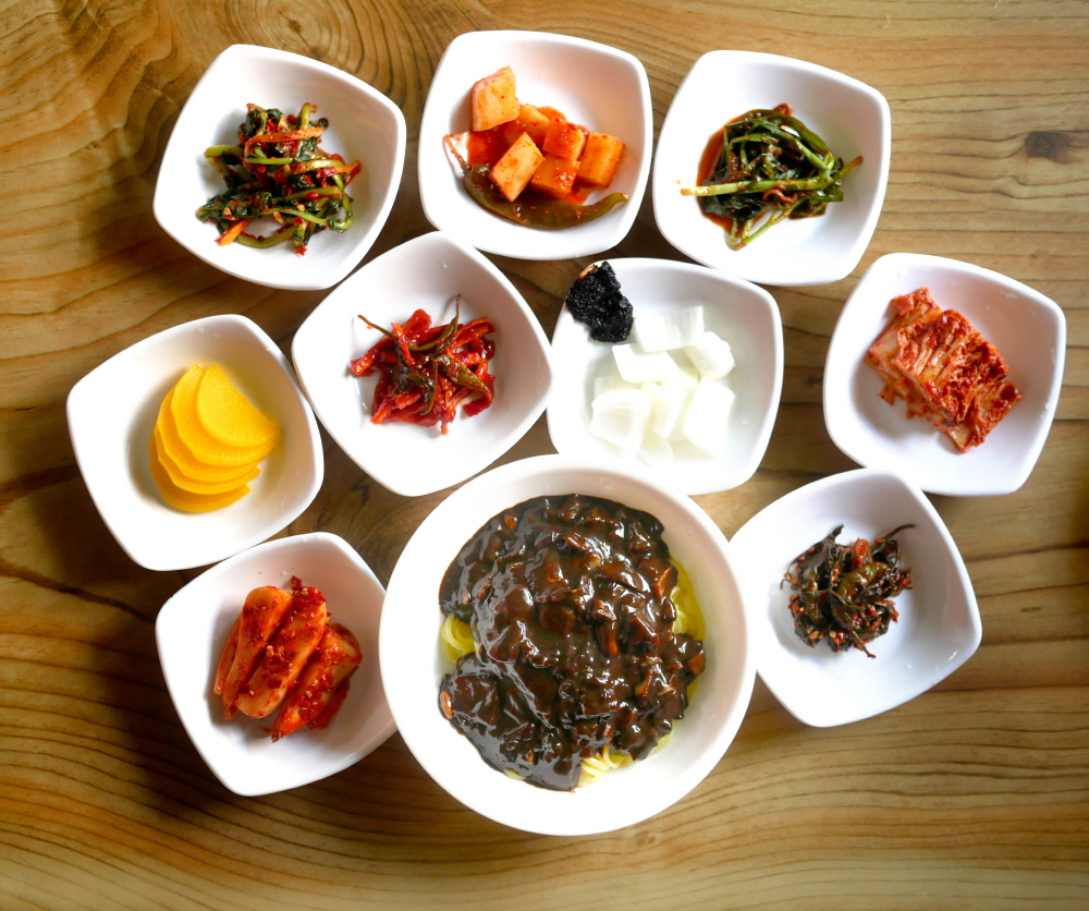이것이 바로 장흥식 중국집. 짜장면 하나를 시켜도 반찬이 여럿이다