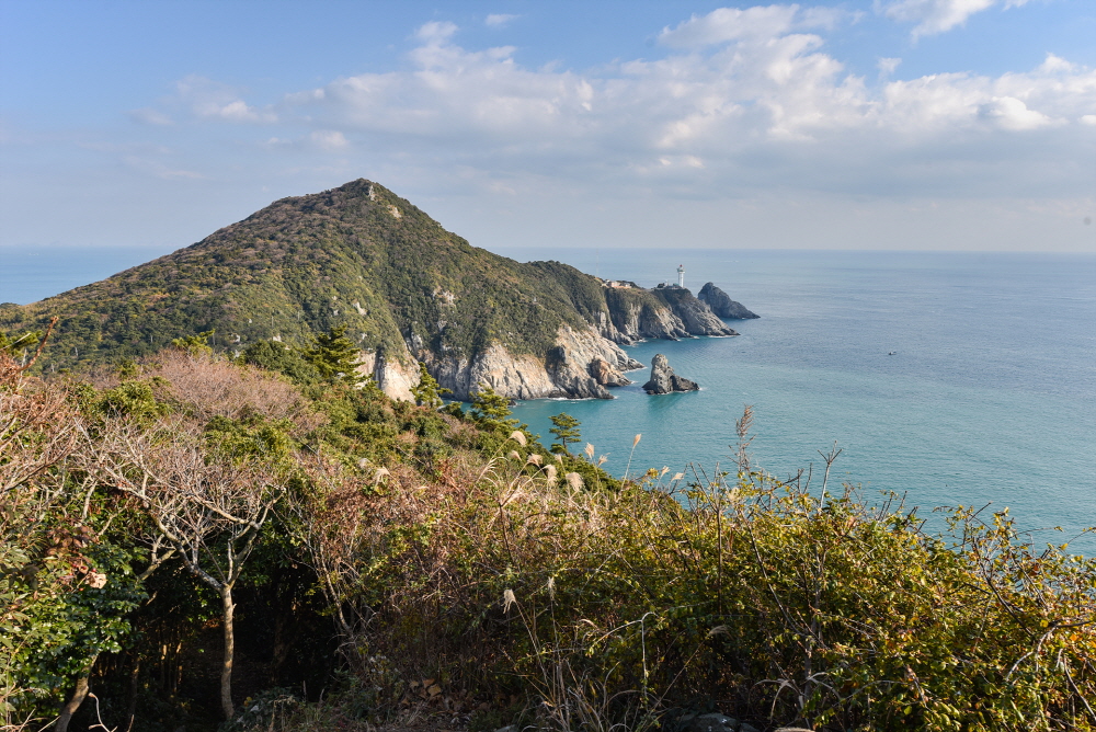 신선바위에서 바라본 수월산과 그 끝점의 거문도등대