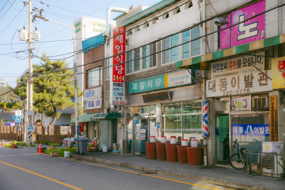 백암순대거리의 가장 큰 특징은 가게마다 순대를 직접 만들어 맛이 모두 다르다는 점이다