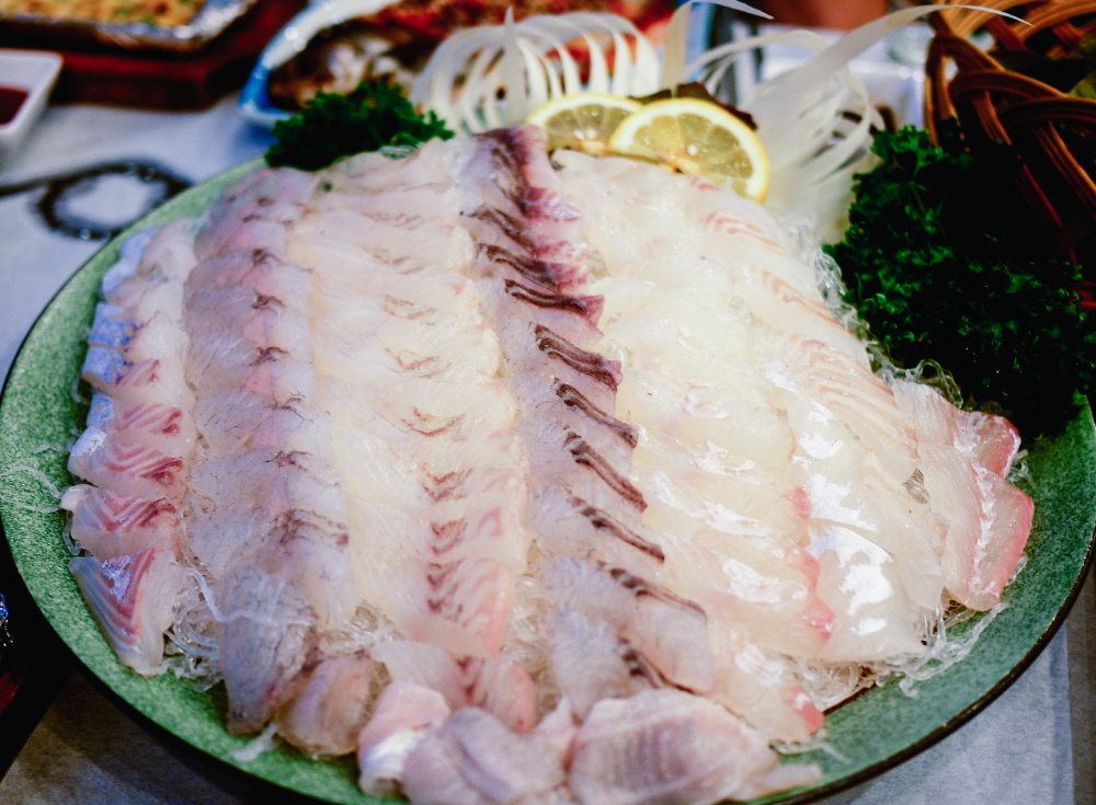 바닷가에 와서 생선회를 빠뜨릴 수는 없다