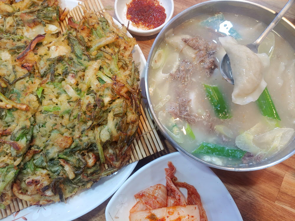 현지인 맛집인 만천만두국은 만둣국과 파전으로 유명하다