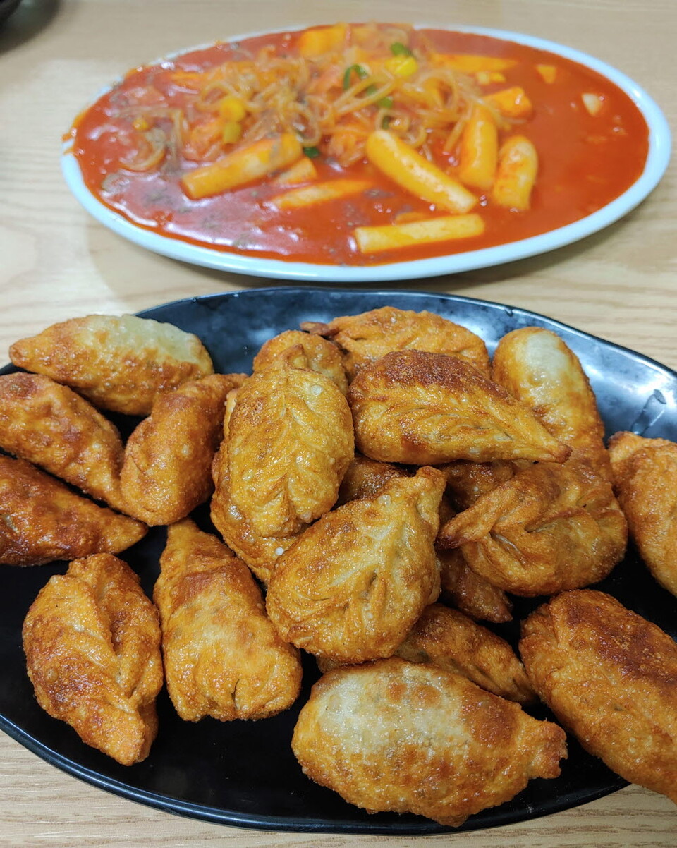 튀김만두와 떡볶이의 맛있는 조합