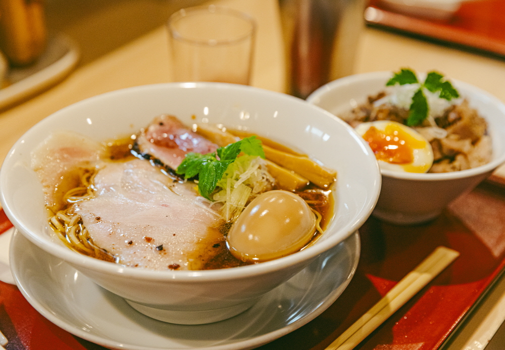 큼직한 오리 차슈가 돋보이는 라멘과 불맛 가득한 차슈덮밥