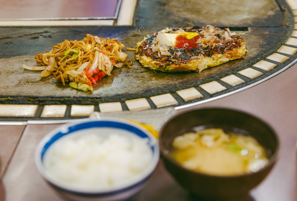 아마라카야에서 즐기는 오코노미야끼 정식. 오사카인들에게는 오코노미야끼도 밥반찬이다