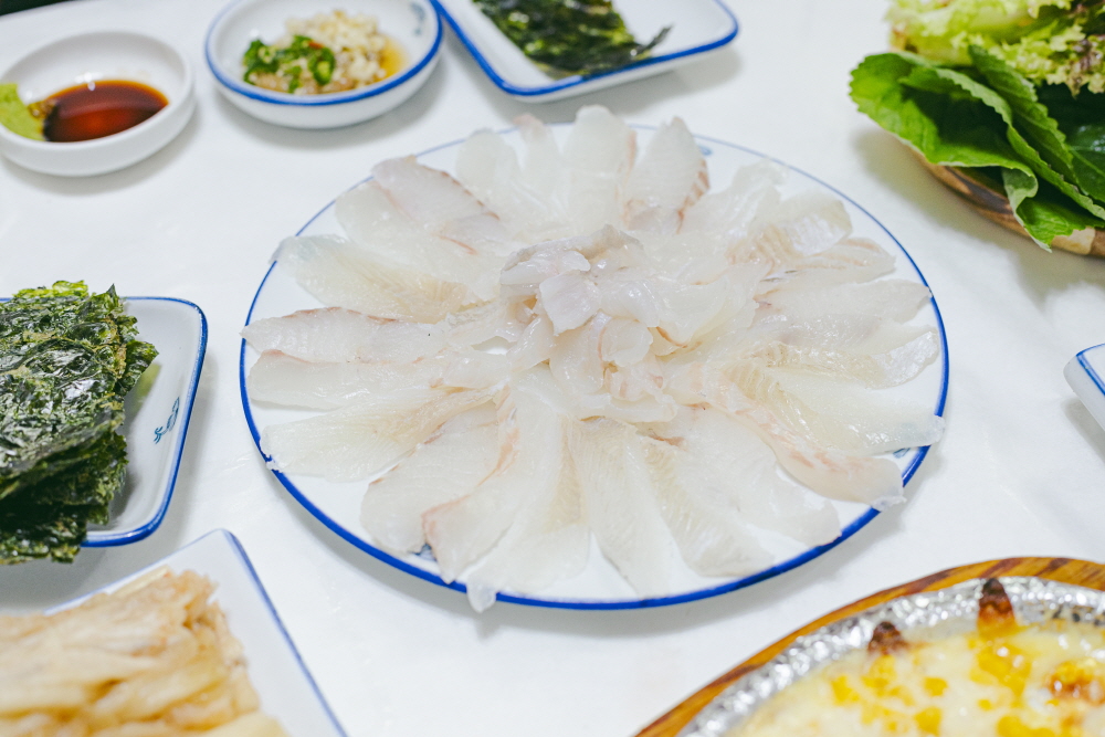 어민후계자의 집인 가빈횟집에서는 신선한 회와 푸짐한 곁들임 음식이 우리를 기다린다 