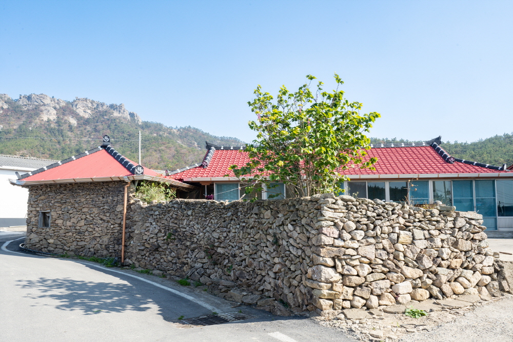 선왕산을 배경으로 고즈넉하게 자리한 내촌 돌담마을