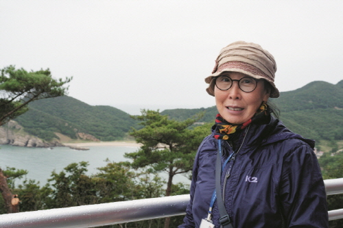 먼저 다가가서 여행을 안내하는 김옥자 대청도 문화관광해설사