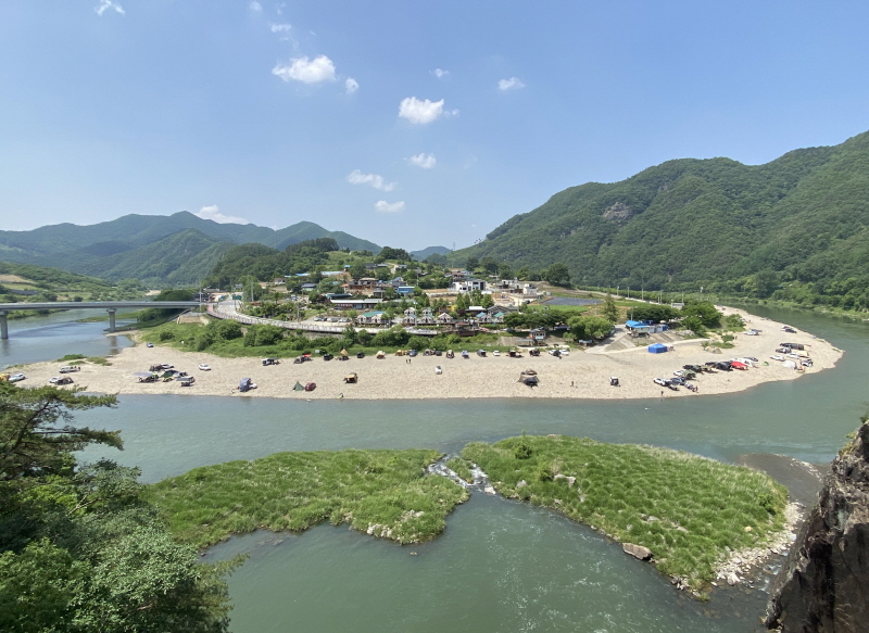출렁다리에서 내려다보면 수주팔봉 야영장과 팔봉 마을이 한눈에 담긴다