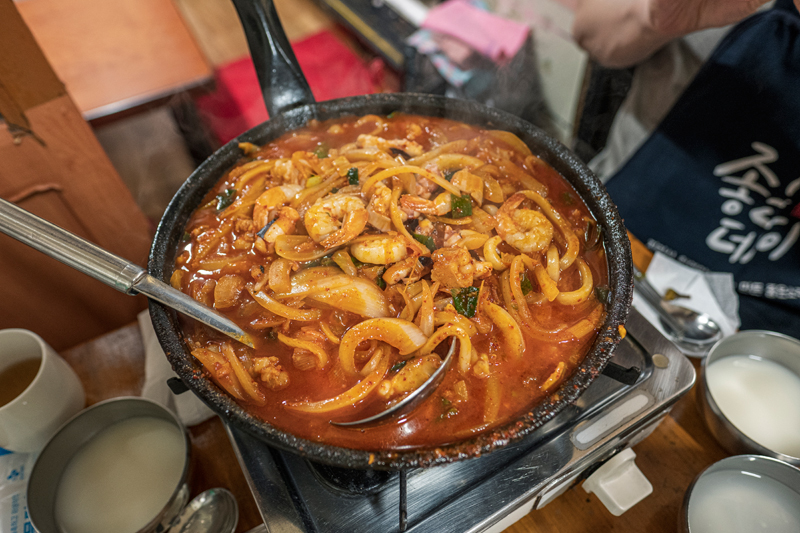 부산 회사원들의 인기 점심 메뉴인 낙곱새. 곱창이 푸짐하게 들어간 옹골찬의 낙곱새는 진득하고 묵직한 맛을 낸다. 부추를 넣고 비벼 먹으면 더 맛있다