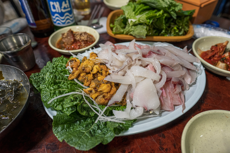 얼렸다 나오는 빙장회. 조금 덜 녹은회는 얼음이 씹히기도 한다
