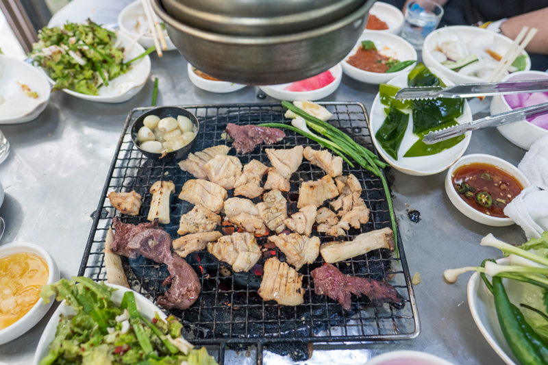 불판 위에서 지글지글 양곱창이 익어간다. 자갈치 시장에는 양곱창 골목이 만들어져 있다