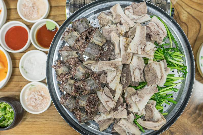 장원순대국의 순대모듬과 순대국밥. 푸짐하고 진하고 구수하다
