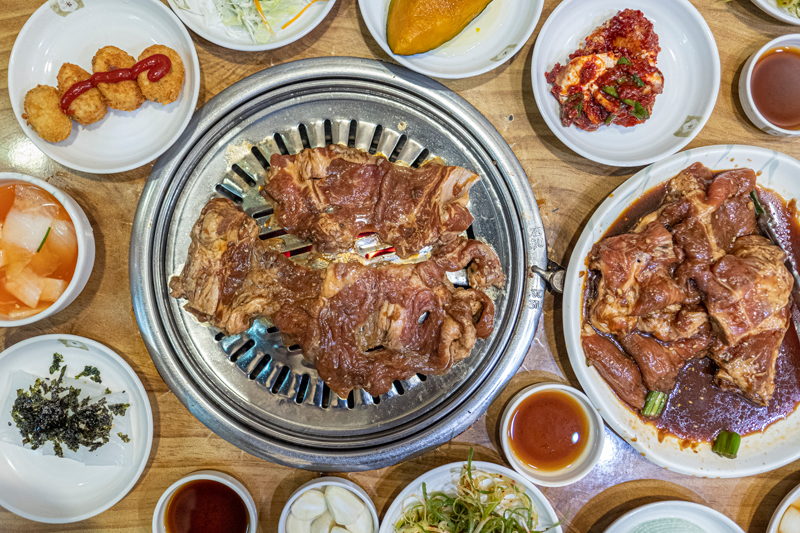 대림숯불갈비에서는 터프하고 당당한 돼지갈비를 맛 볼 수 있다