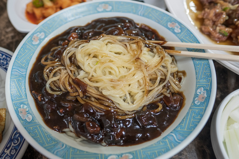 옛날 스타일의 짜장면도 자극적이지 않고 맛있다