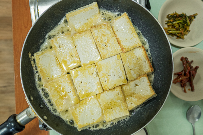 시골순두부의 두부구이와 두부찌개는 제천에서 가장 맛있게 먹은 음식 중의 하나다. 두부구이는 들기름이나 산초기름에 구워 먹는다