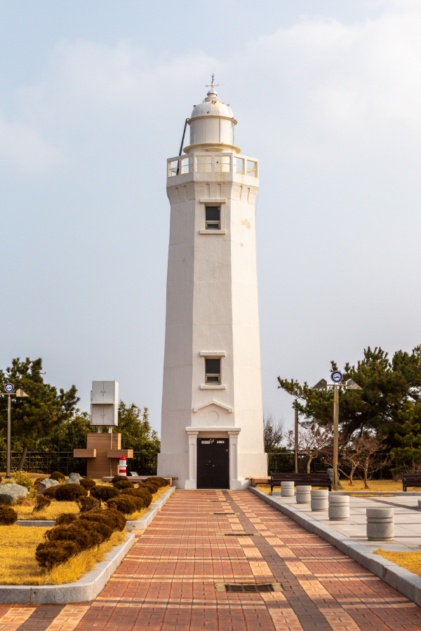 106년 된 죽변등대. 죽변항의 대표 아이콘이다