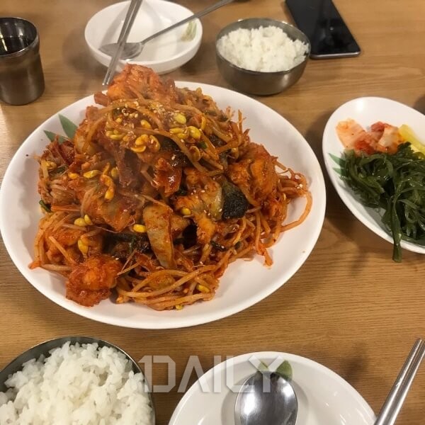 매콤&아삭한 콩나물과 쫄깃한 식감이 