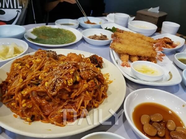 매콤&아삭한 콩나물과 쫄깃한 식감이 