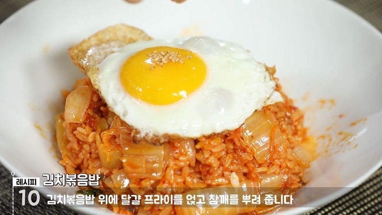 자취생 밥상의 진리! 김치볶음밥 레시