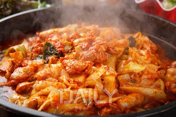 일본에서 떡볶이 먹으려고 줄 선다고?