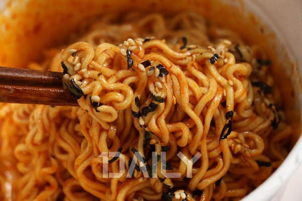 혀끝이 아려도 끌리는 맛, 전세계로 