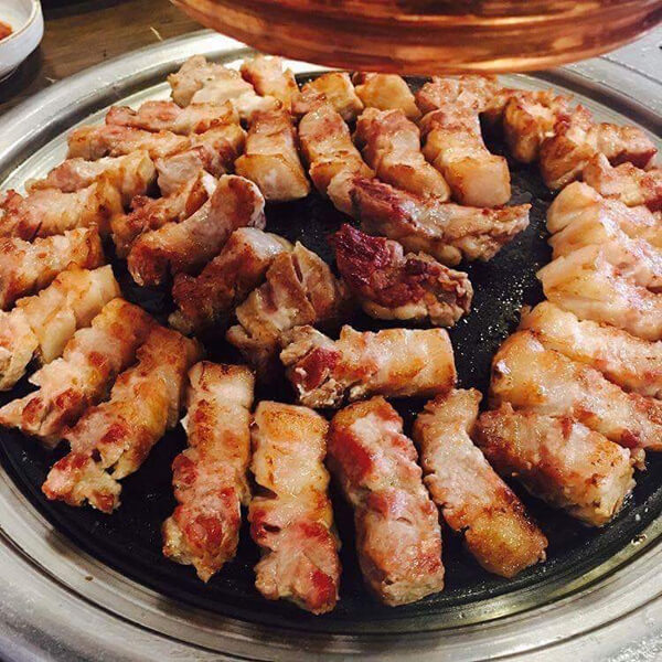 두툼하니 육즙이 팡팡 터지는 삼겹살 