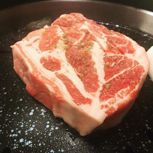 두툼하니 육즙이 팡팡 터지는 삼겹살 