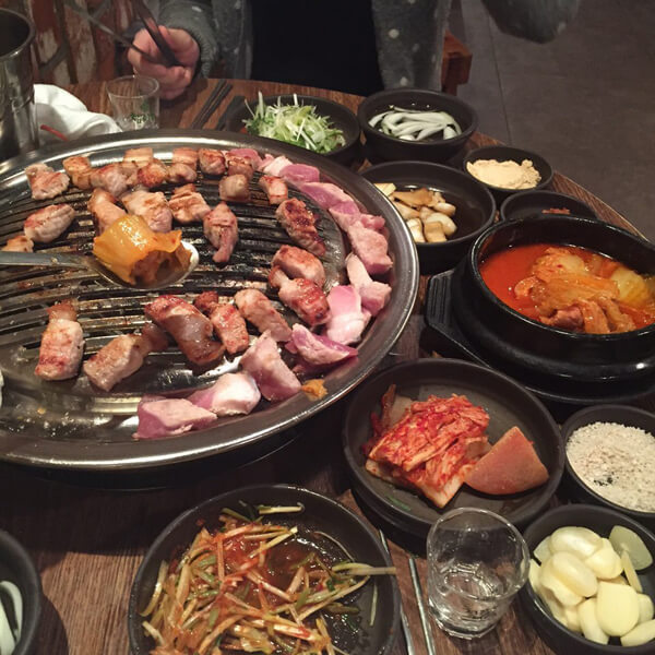 두툼하니 육즙이 팡팡 터지는 삼겹살 