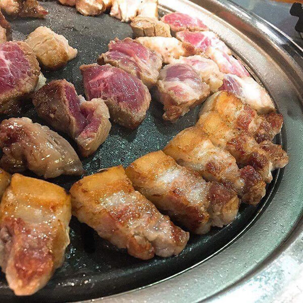 두툼하니 육즙이 팡팡 터지는 삼겹살 