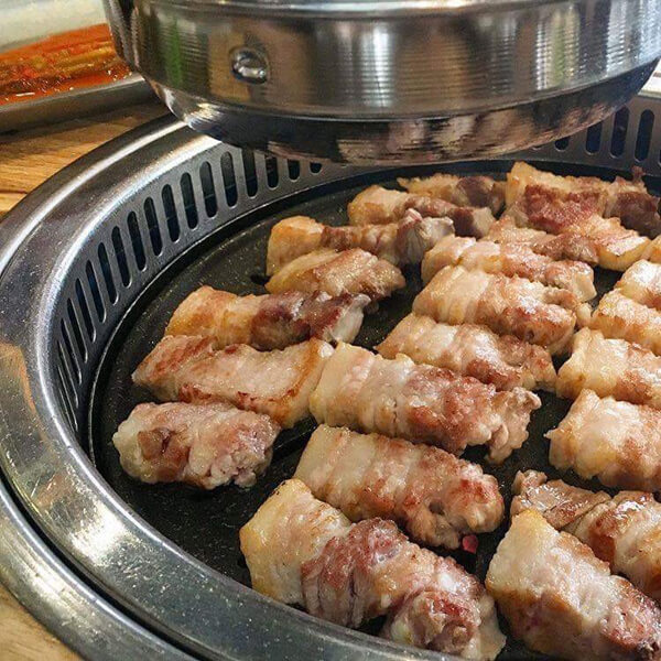 두툼하니 육즙이 팡팡 터지는 삼겹살 