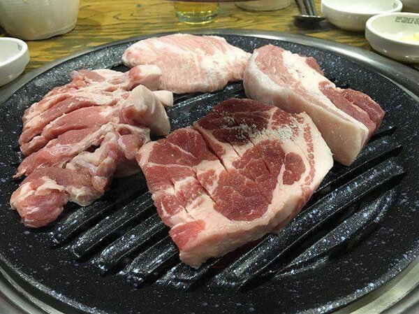 두툼하니 육즙이 팡팡 터지는 삼겹살 