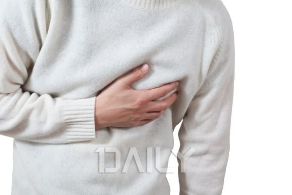잘 때 왼쪽으로 누워서 자야 되는 이