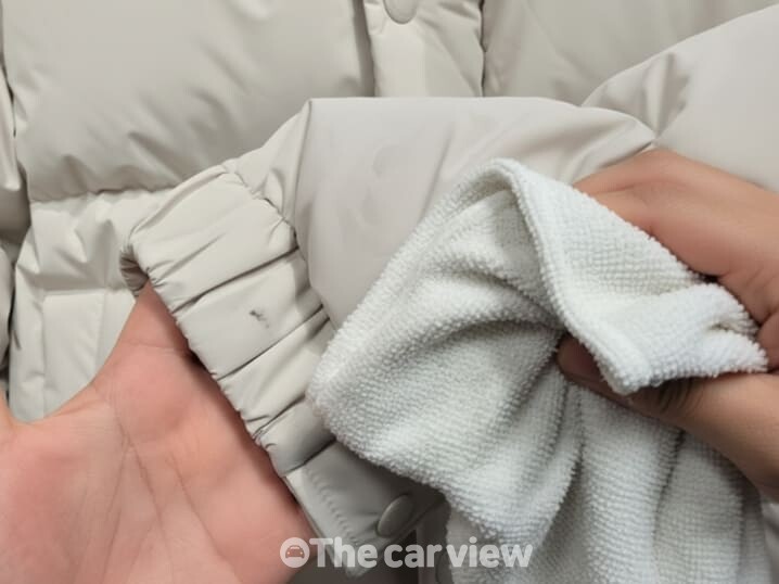 흰색 패딩 / 사진=더카뷰