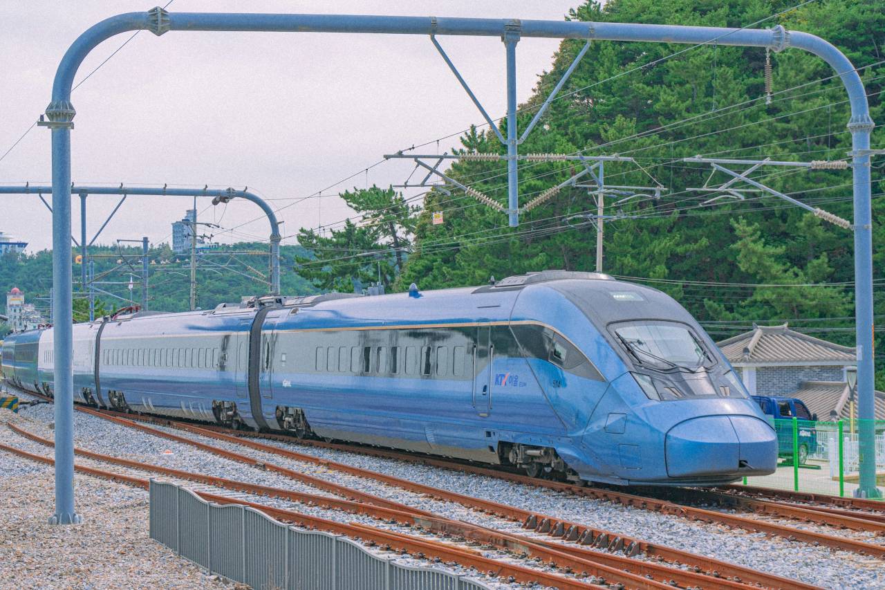 KTX 타고 떠나는 당일치기 국내 여행 / 사진=unsplash@Seungmin Yoon