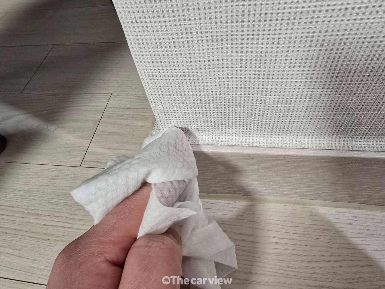 걸레받이 먼지 청소 / 사진=더카뷰