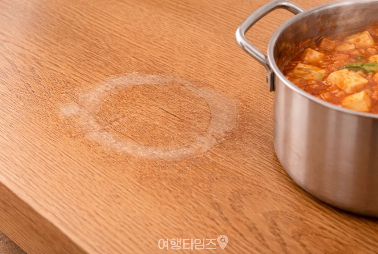 원목 식탁 얼룩 제거 / 사진=여행타임즈
