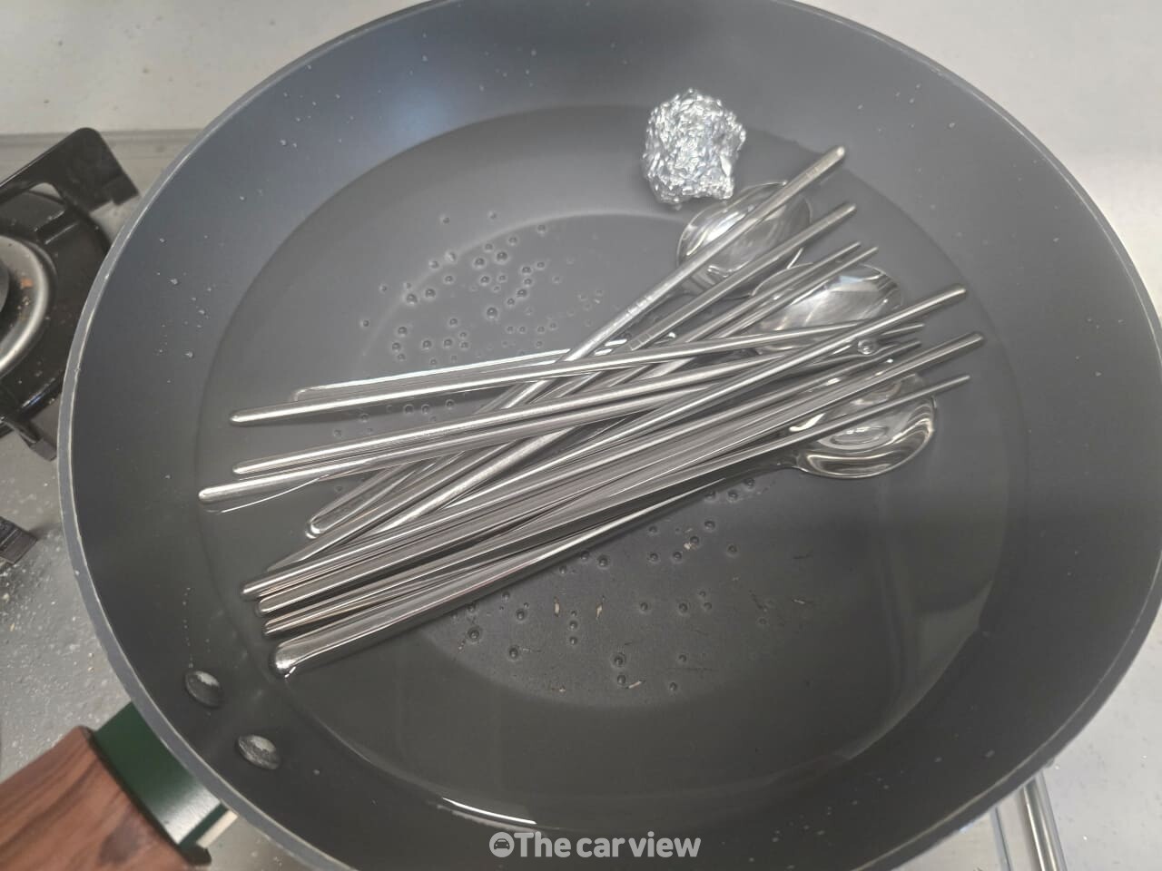 스테인리스 수저 변색 되돌리기 / 사진=더카뷰
