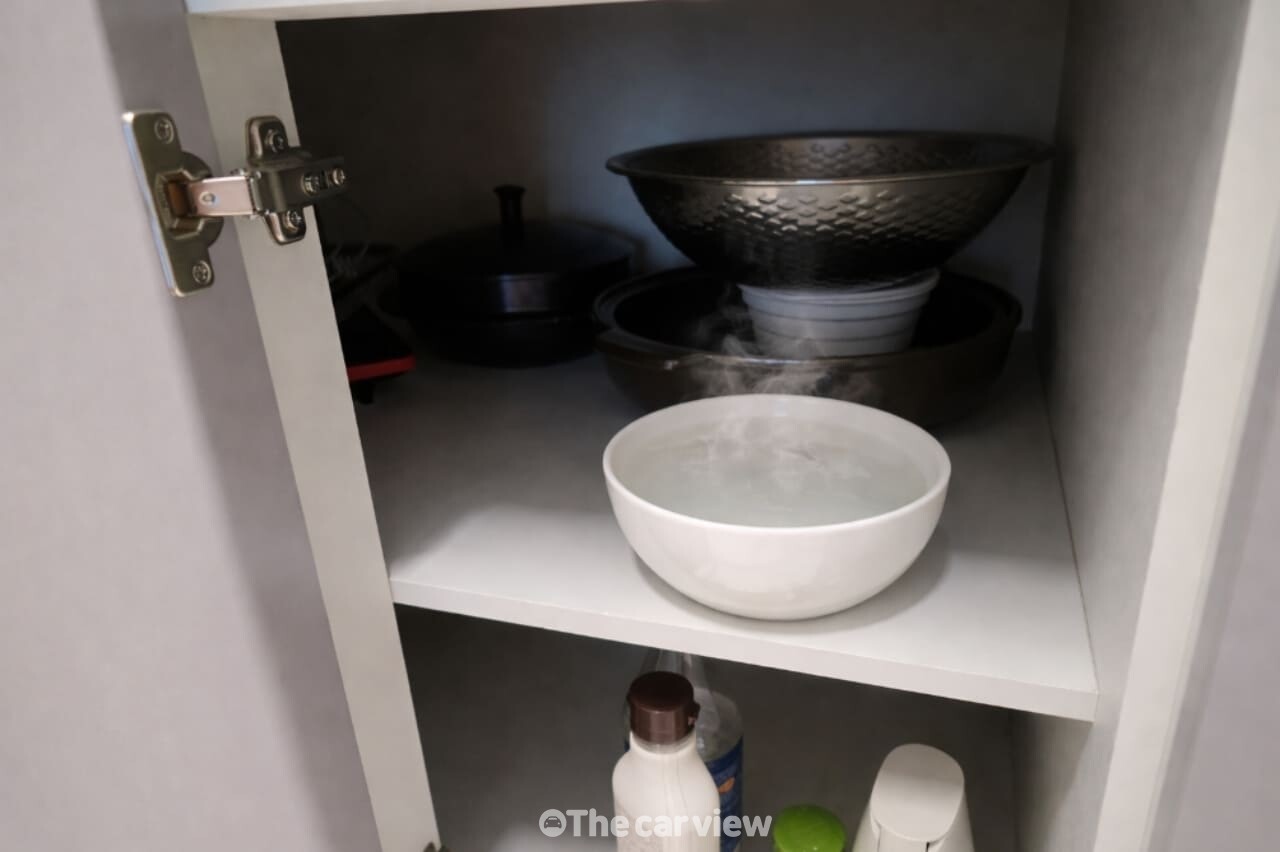 주방 수납장 식초물 청소 / 사진=더카뷰