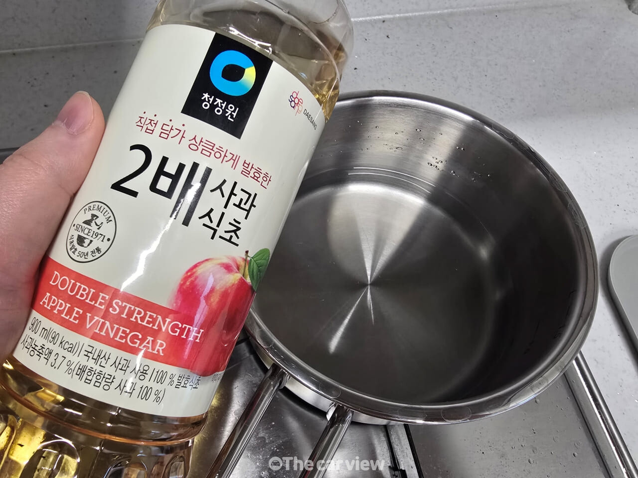 주방 수납장 식초물 청소 / 사진=더카뷰