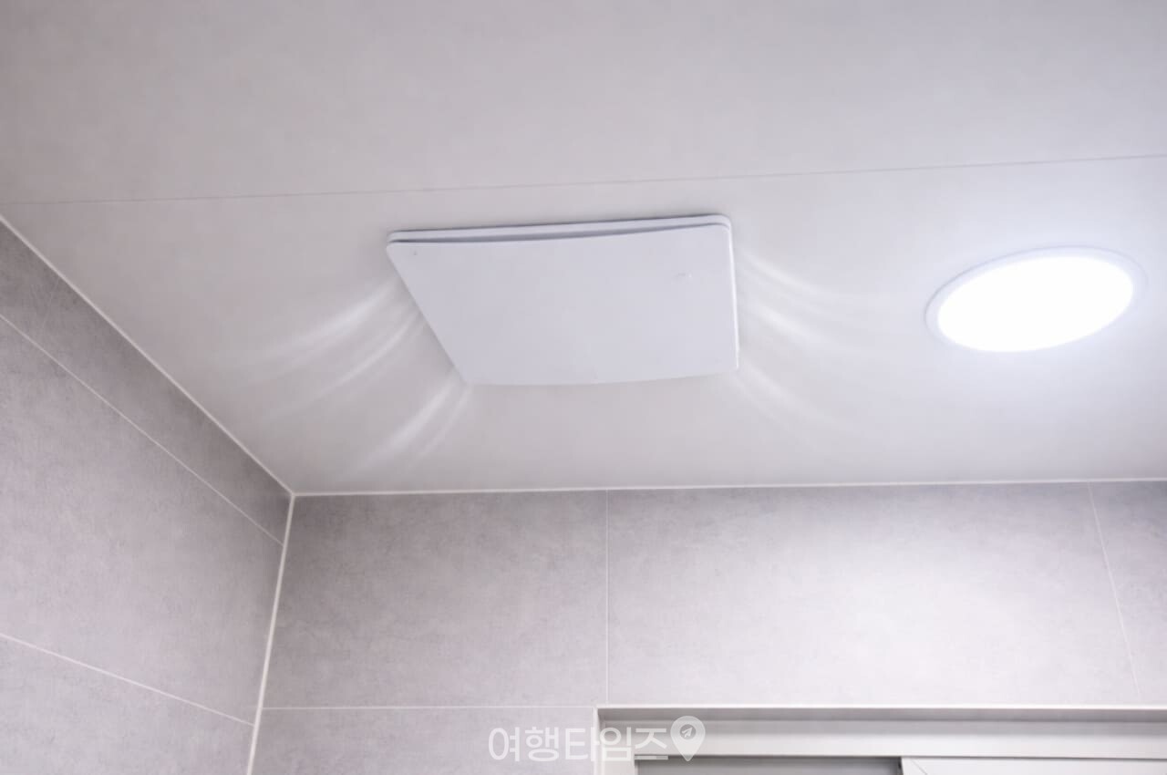 화장실 환풍기 먼지 청소 / 사진=여행타임즈