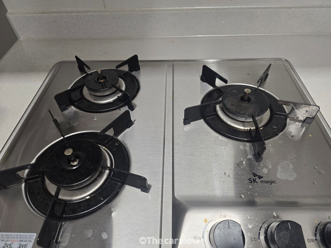 청소가 필요한 가스레인지 / 사진=더카뷰