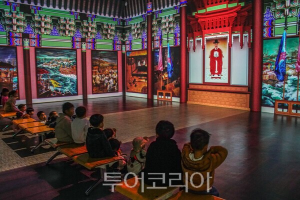 충무공 이순신 기념관에서 영상을 관람하는 유치원생들  / 사진_투어코리아 유지훈 기자