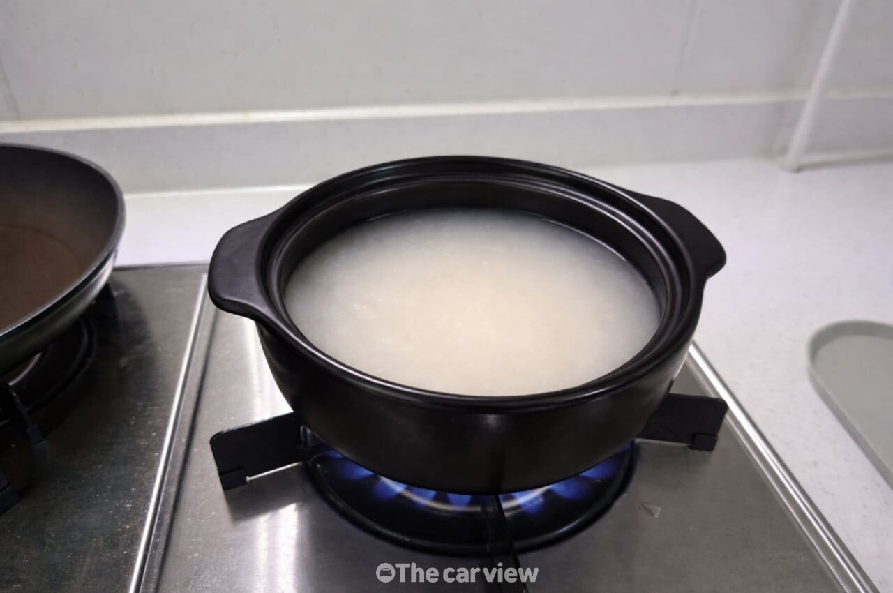 뚝배기 쌀뜨물 설거지 / 사진=더카뷰