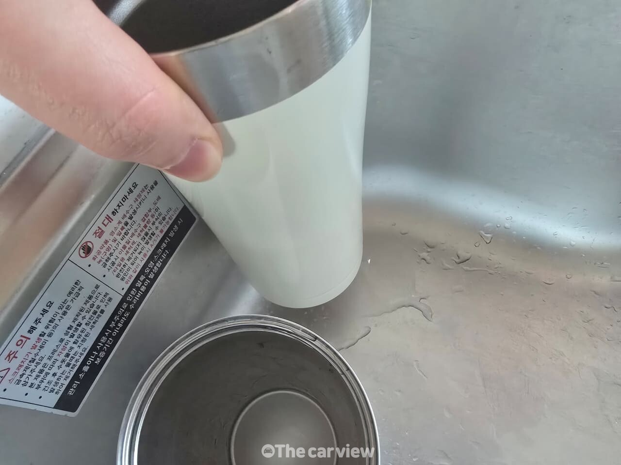 계란 껍질 설거지 / 사진=더카뷰