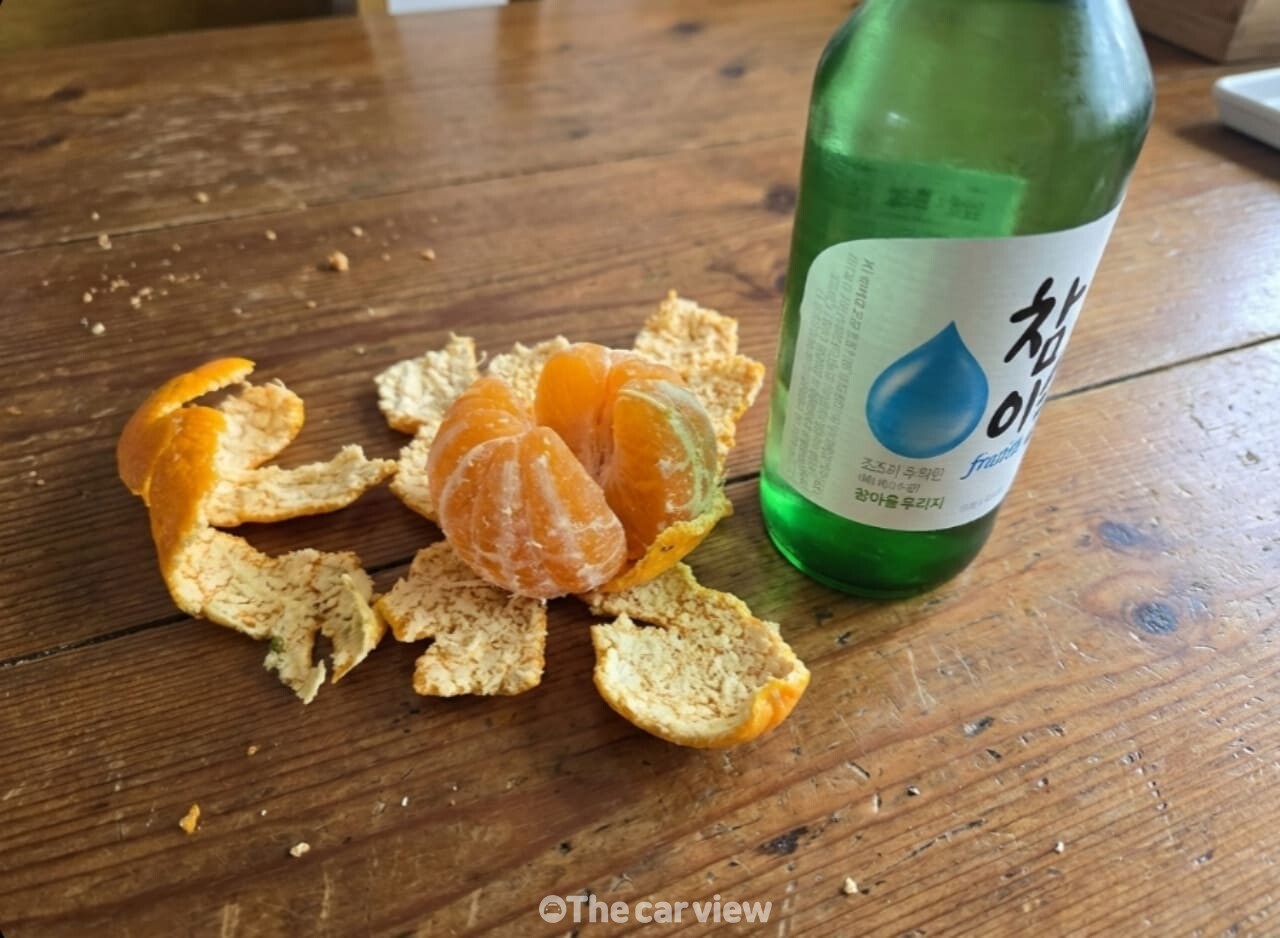 귤껍질 소주로 가스레인지 기름때 청소 / 사진=더카뷰