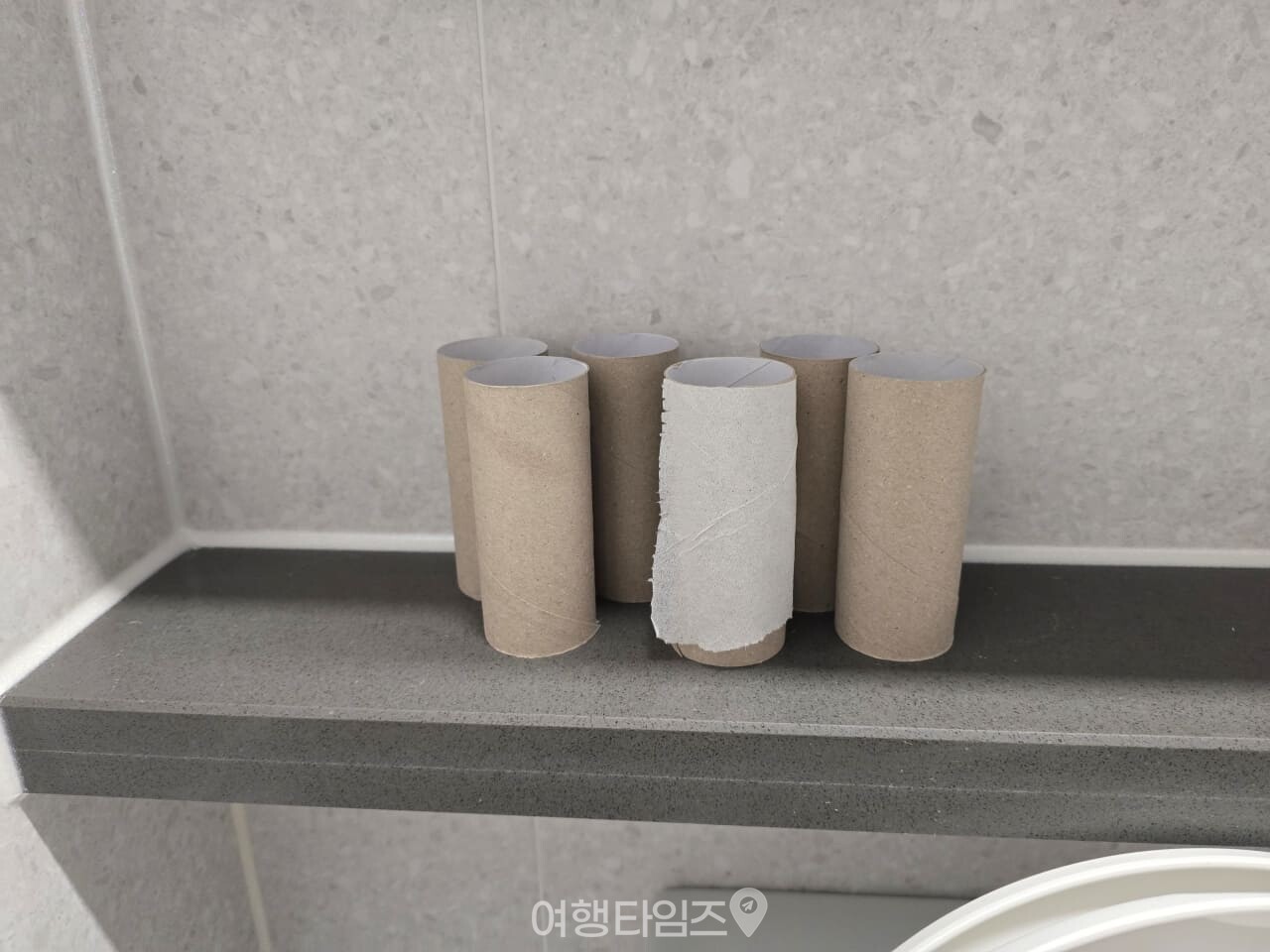 휴지심 신발 냄새 제거 / 사진=여행타임즈