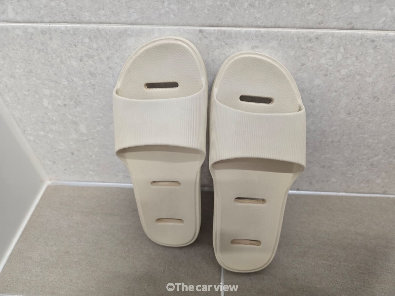 화장실 슬리퍼 청소 / 사진=더카뷰