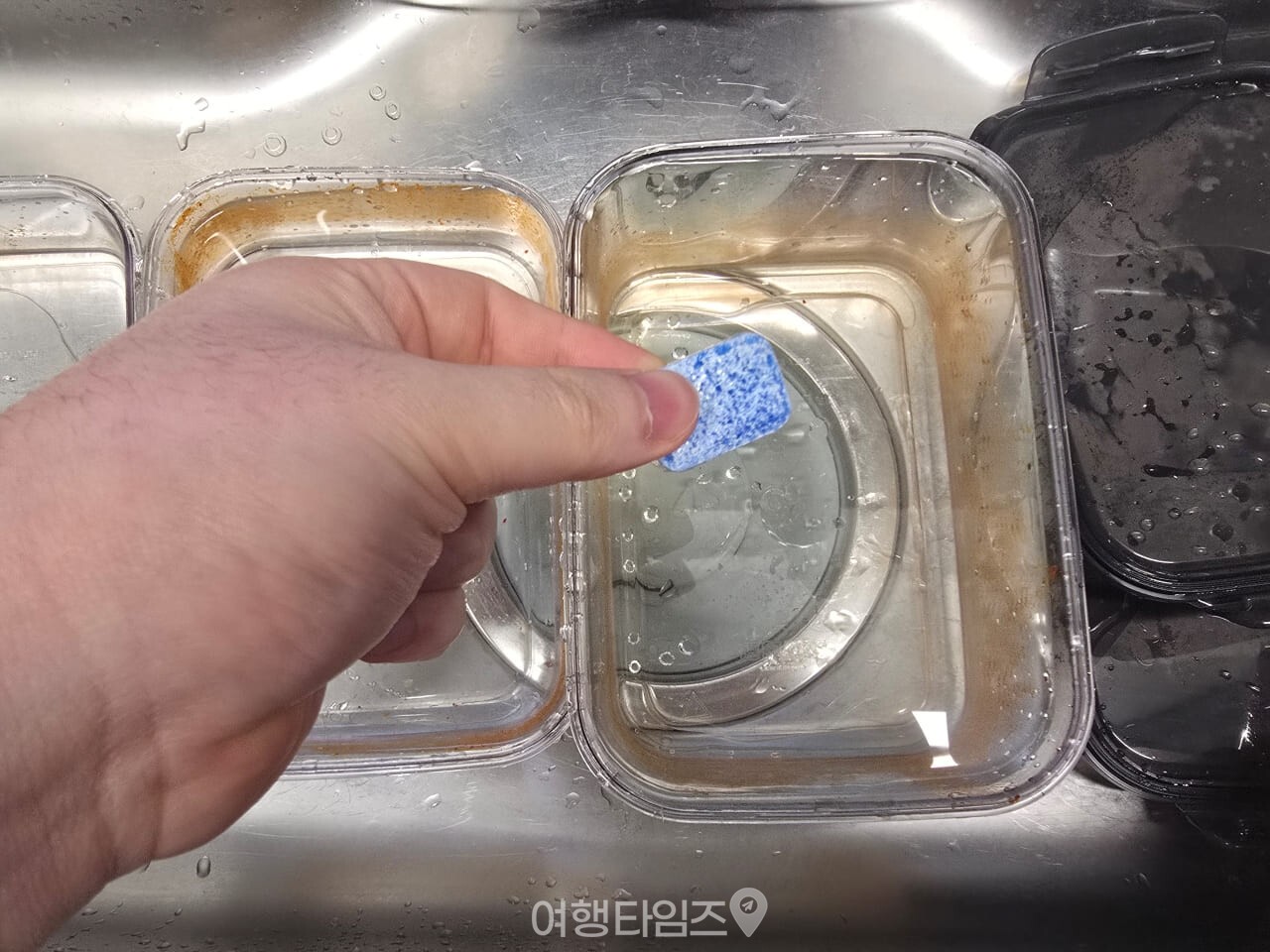 김치통 밀폐용기 설거지 / 사진=여행타임즈